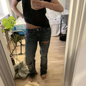 Zara jeans  - Säljer dessa coola jenas från zara som jag sytt in själv runt låren då de vad för stora🔥