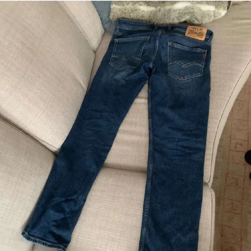 Säljer dessa Replay jeans som jag andvänt 2 gånger för de är lite stora i midjan, de är i storlek 31/32 o sitter slim de är i mycket bra skick säljer de för 700kr. Jeans & Byxor.