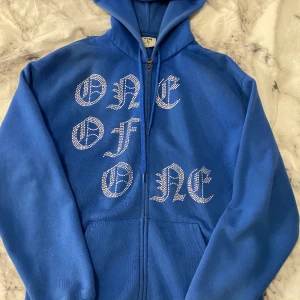 One of one hoodie - Säljer denna fina blå one of one hoodie. Den är använd men knappt något som syns, alla rhinestones sitter kvar. Den är i storlek M men sitter mer som en oversized S. Nypris: 1100  Hör gärna av dig vid frågor! 💞