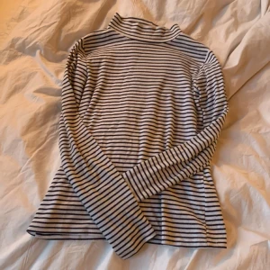 Hm tröja! - Säljer min hm tröja eftersom den inte kommer till användning❣️ Storleken är 134/140 men den är stretchig så skulle säga att den är 146-152. Skriv vid frågor❣️