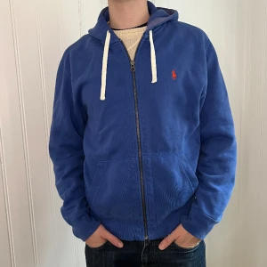 Ralph Lauren hoodie  - Ralph Lauren hoodie | skick 9/10 | storlek L | pris 249kr | Modellen på bilden är 187cm | Fraktar via PostNord och Instabox på köparens bekostnad:)  Hör av dig vid frågor och funderingar mvh