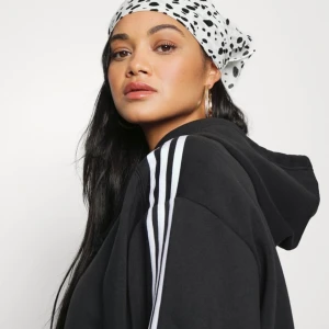 ADIDAS Hoodie / Munkjacka  - Säljer en väldigt snygg hoodie / munkjacka från ADIDAS.  Storlek: S Pris endast 350 kr Skynda att fynda…🌸