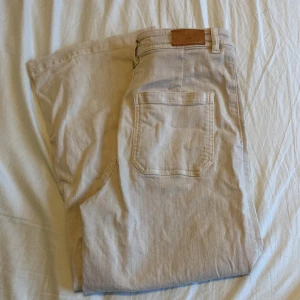 Jeans - Superfina och sköna jeans från mango💕 De är väldigt stretchiga, breda i benen och korta i längden