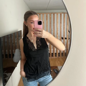 Blus med spets från H&M strl S - Fin topp i satin med spetsdetaljer från h&m i strl S. Frakt tillkommer
