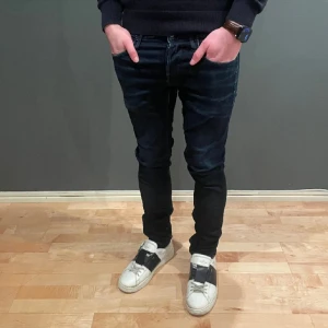 Replay ronas - Säljer nu dessa sjukt snygga jeansen från replay i grymt bra skick. Modellen heter Ronas och jeansen är i storlek 30/32. Referens- killen på bilden är 180 och väger 67kg! Hör gärna av dig vi fler frågor och funderingar😃