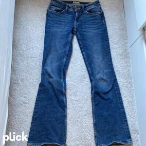 Jeans i modellen bootcut ❤️ nyskick ❤️tryck gärna på köp nu❤️