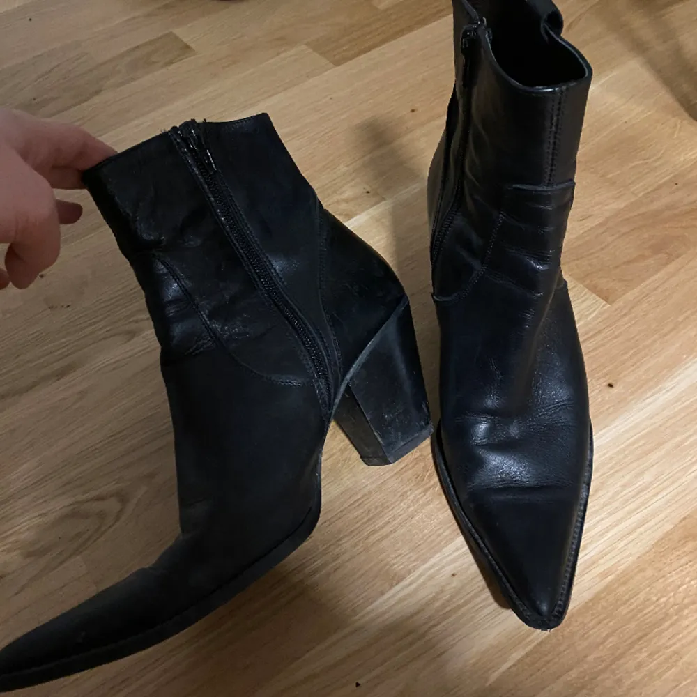 Cowboy likande boots i svart. Skor.
