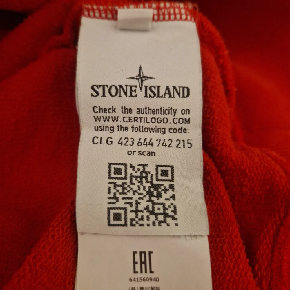 Stone island tröja i mycket fint skick. Inga tecken på användning. Äkta och Qr kod finns för att bekräfta. Skriv vid frågor :). Tröjor & Koftor.