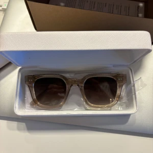 Chimi  - Helt nya chimi 04 ecru. Alla orginalförpackningar och sådant kommer med, bågarna är fortfarande inplastade och glajorna är inte använda. De är alltså helt i nyskick!🙌 Hör av dig om frågor eller om fler bilder önskas.