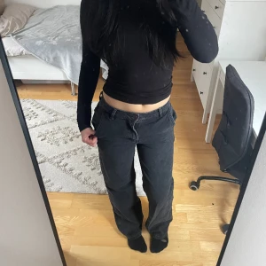 Baggy svarta jeans  - Säljer dessa snygga baggy jeans då de inte kommer till användning längre. Som i nyskick. Midjemått: 34cm Innerbenslängd: 78cm🌼