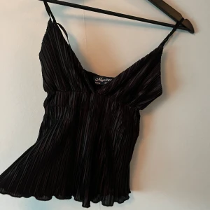 Festtopp - Supercool fest topp i svart🖤köpt secondhand, det står ingen stolek men skulle säga att den passar en Xs-S🩶säljer då den var fel stolek för mig