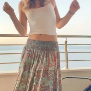 Långkjol  - Långkjol med unikt mönster köpt på marknad i Kroatien, lappen är kvar o den är endast testad står ingen storlek men passar bra för mig som brukar bära xs-s. 