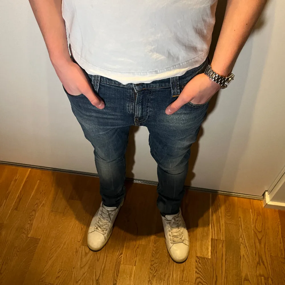 10/10 Nudie jeans! Han på bilden är runt 180 längden och väger upp mot 70kg. Kontakta oss för fler frågor eller funderingar!. Jeans & Byxor.