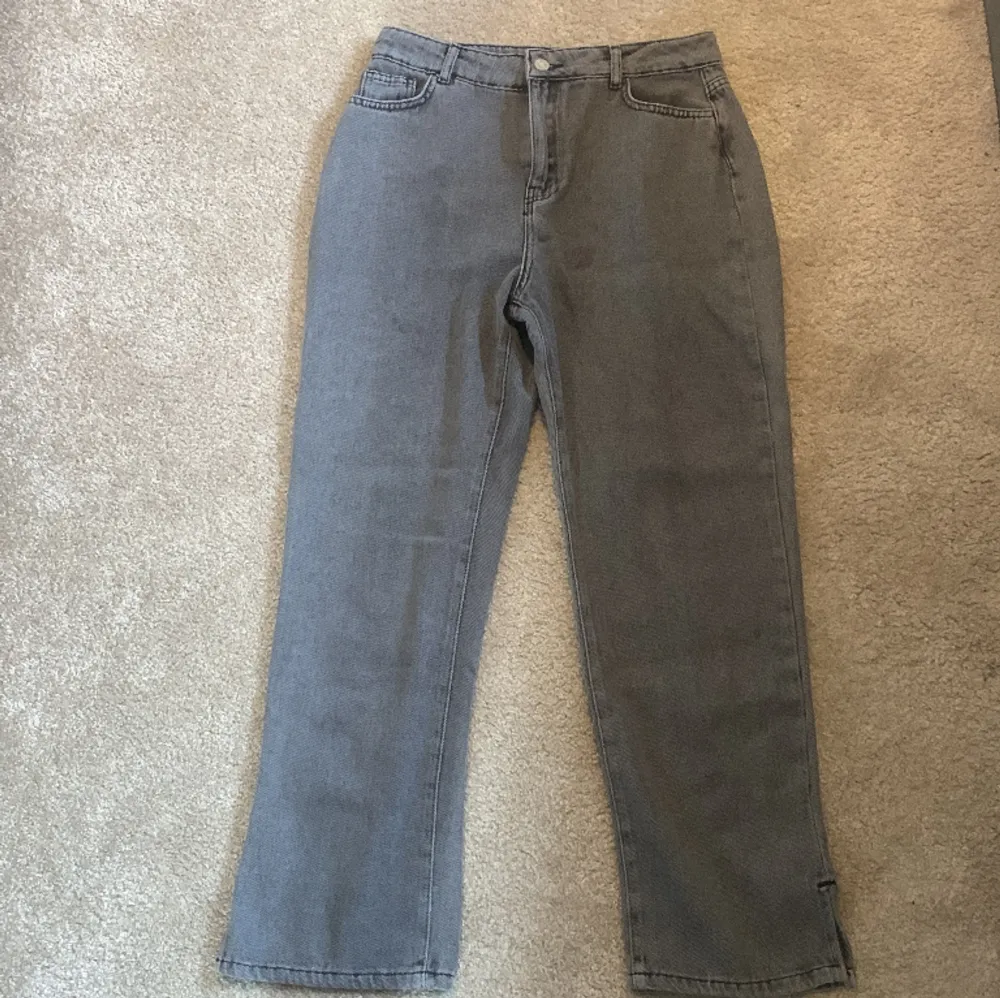 Oanvända jeans med prislappen kvar ifrån Boohoo, storlek 42. . Jeans & Byxor.