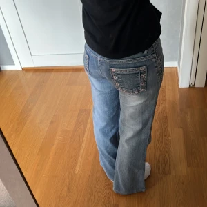 jeans utsvängda och lågmidjade  - Säljer dessa super fina lågmidjade jeans med fina detaljer på sida och fickor! Skriv för fler bilder/ funderingar 🩷🩷