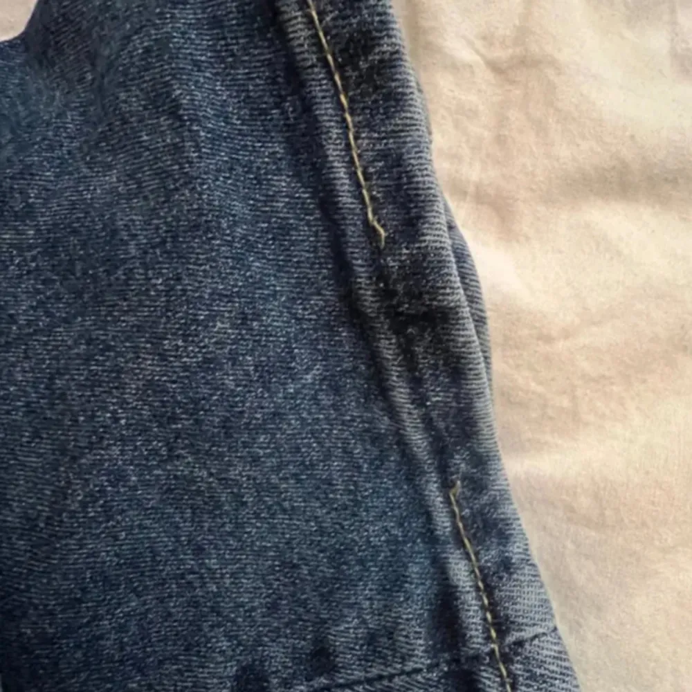 Supersnygga lågmidjade bootcut jeans med fickor som är helt slutsålda! Bra skick förutom att tråden på ena benet längst ner på byxan har ”spruckit” lite men verkligen inget som syns eller märks när man har på sig dem! Nypriset är 500kr💞💞. Jeans & Byxor.