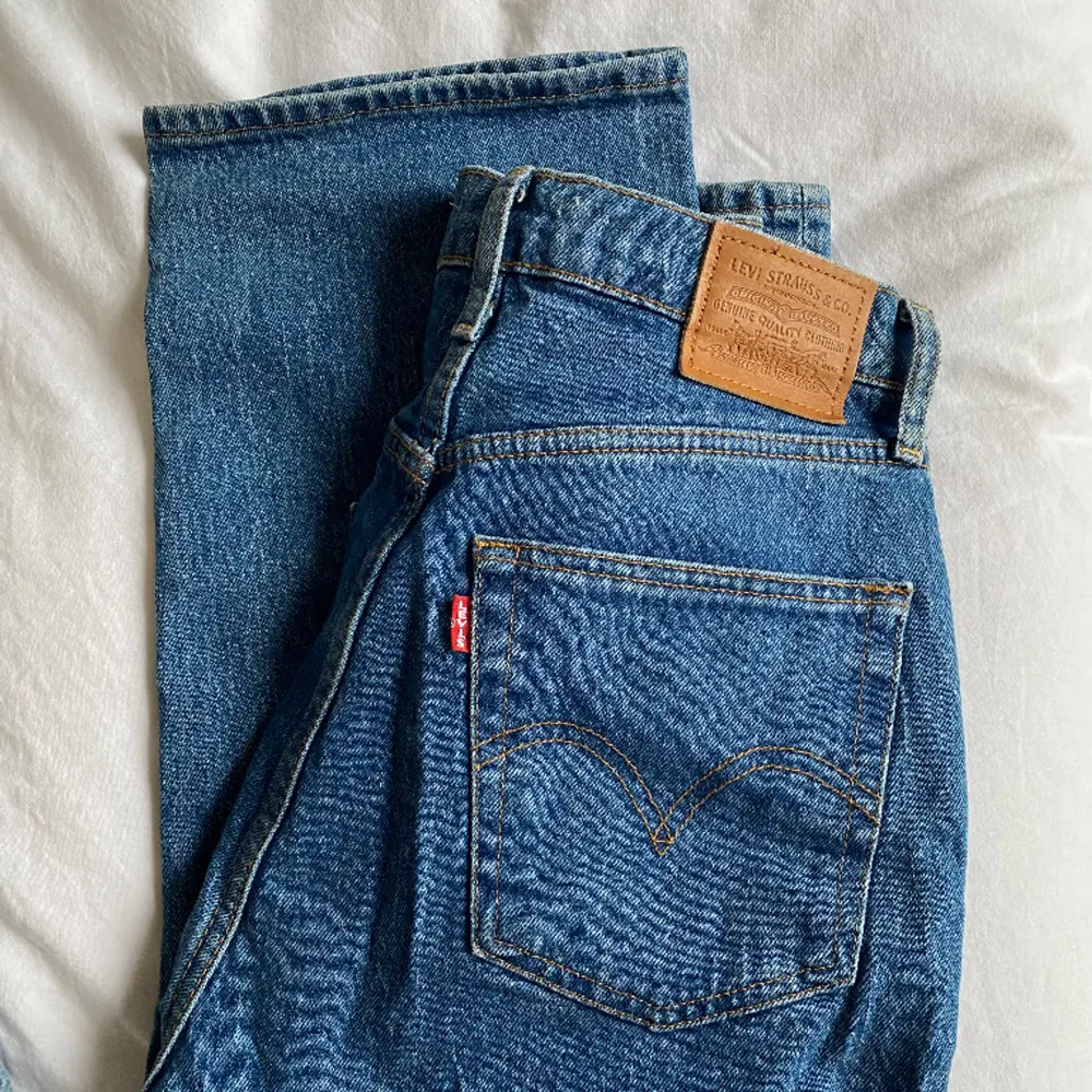 Ribcage straight jeans från Levis. Aldrig använt . Jeans & Byxor.