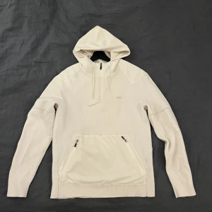 Hugo boss half zip - En riktigt snygg Hugo boss halv zip i open white som är använd få gånger   Köptes för 2700 och köparen får med kvitto och tag  Storlek M