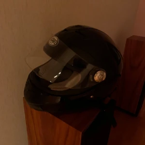 VCAN Moppe/mc hjälm - Använd men ok skick Finns en liten repa längst fram Priset är ej hugget i sten Storlek M