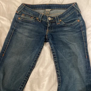 True religion jeans - Storlek: 28 ( i ”vuxen” storlek) Säljer dem för jag andvänder dom inte längre och dom är lite för stora för mig. Pris: 650 kr  Nypris: det var svårt och hitta exakt dom här byxorna men typ 2000kr  (De e nerlagda längst ner på byxorna) 