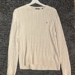 Vit Kabelstickad Gant Tröja - Strlk 17, 15år Sparsamt använd och säljs i mycket gott skick