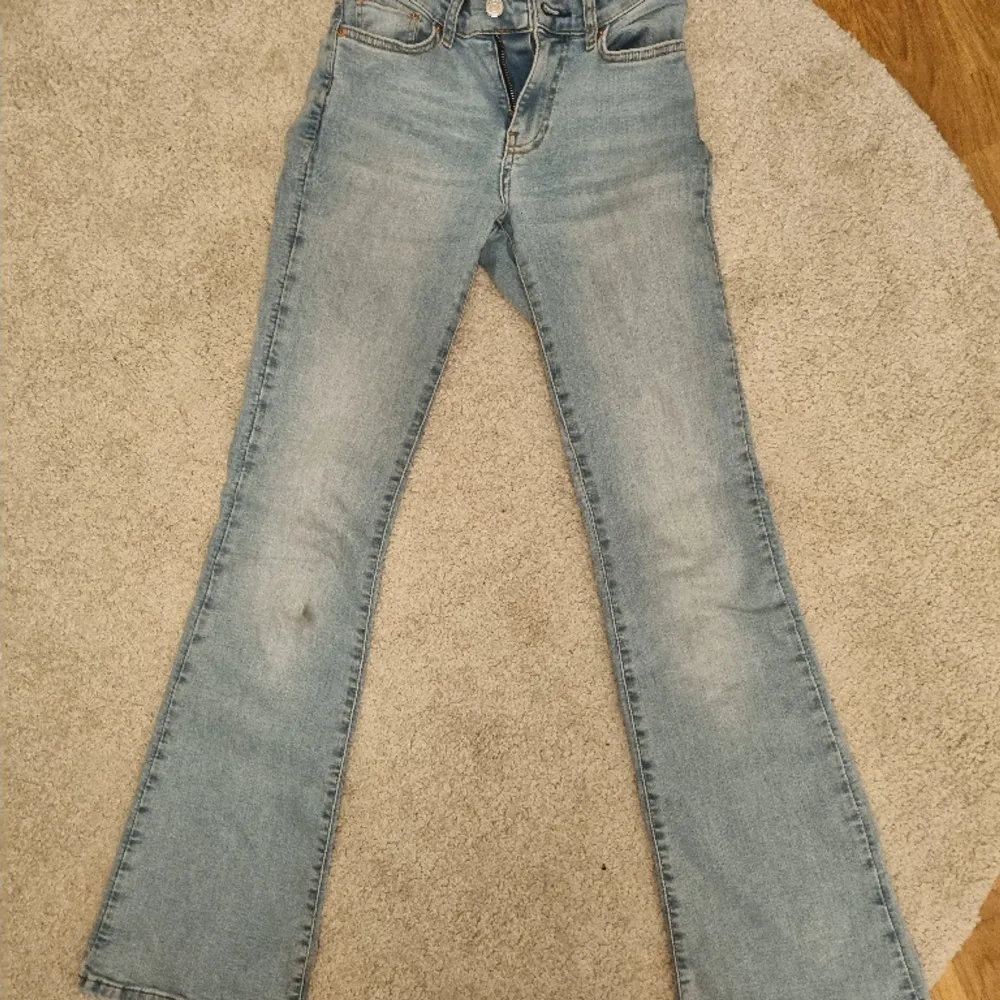Lågmidjade bootcut jeans från gina. Det finns några fläckar men jag kommer att tvätta om nån köper. ❤️Storlek 32. Jeans & Byxor.