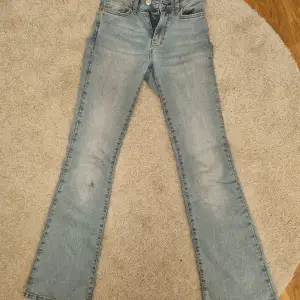 Lågmidjade bootcut jeans från gina. Det finns några fläckar men jag kommer att tvätta om nån köper. ❤️Storlek 32