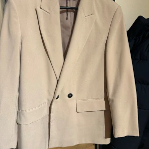 Zara blazer - Beige blazer från zara. Tog bort lappen men den har aldrig kommit till användning 