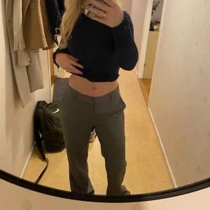 Grå kostym byxor  - Grå Lågmidjade kostym byxor från Gina tricot anväd få gånger då dom e lite långa på mig, passar s-m, och nån över 160 om man inte vill behöva sy upp dom, men annars super snygga 
