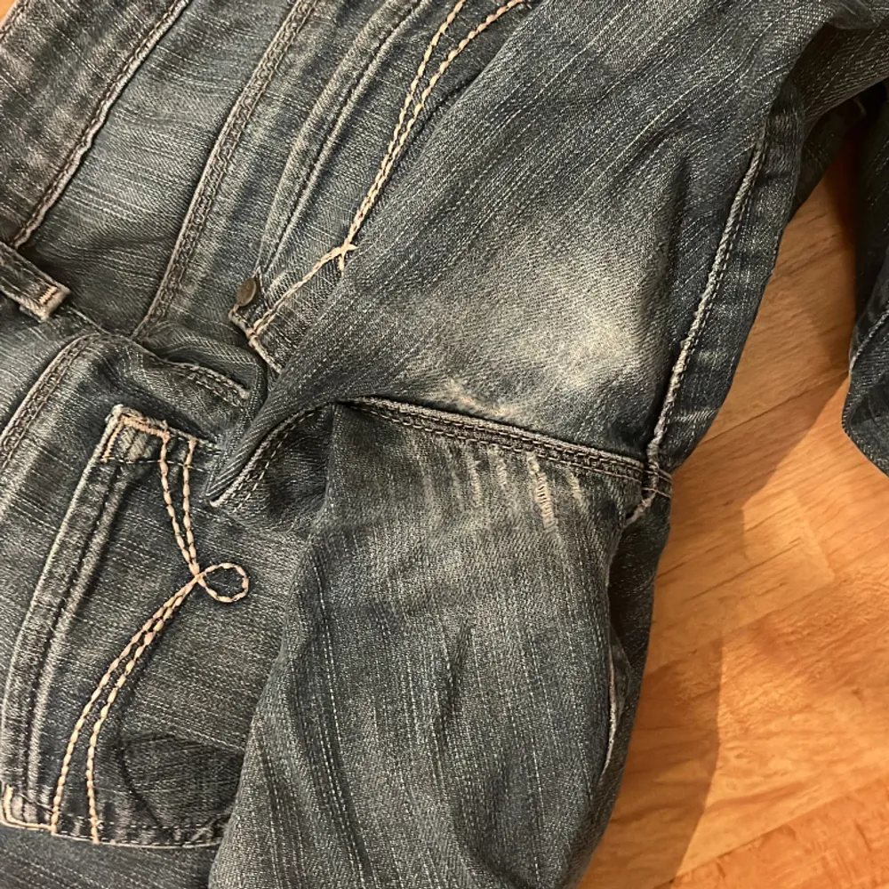 Fina skinny jeans med slits (se bild 2) och super snygga fickor och detaljer Midjemått rakt över: 36,5cm Innerbenslängden: 77cm Defekter: Är slitna vid grenen (se bild 3) men inget man tänker på. Köpta för 350kr, Bara att höra av er vid fler frågor!💗. Jeans & Byxor.