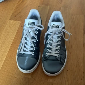 Super coola Stan Smith! - Säljer dessa coola skor då dom inte kommer till användning! Fick för ungefär ett halvår sedan och har endast används 3 ggr. Materialet är någon typ av plats, skulle vara super om man vill göra en vanlig outfit cool🙌