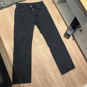 Oanvända herr jeans ifrån weekday i modellen space relaxed straight jeans💕nypris 600
