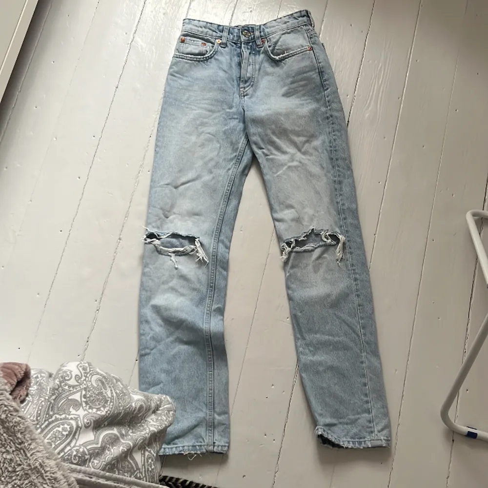 Zara mid waist straight jeans Nypris:399kr. Jeans & Byxor.