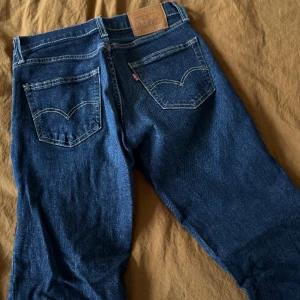 Jeans Levis 511, W29/L32, blå - Raka blåjeans, 29/32, Levis 511. Använda i något år, väldigt bra skicka och utan anmärkningar men har gått igenom några tvättar.  Nypris: 1300kr. Köparen betalar frakt. 