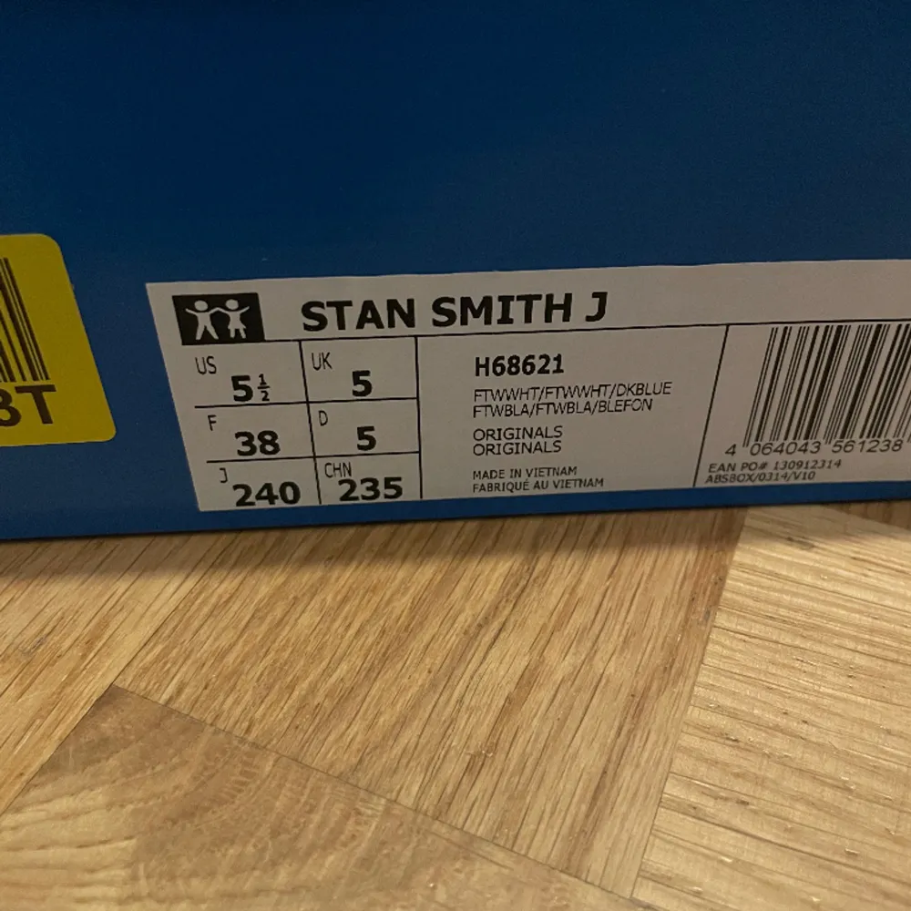Säljer mina Stan Smith skor, endast använda en gång ,toppen skick. Skor.