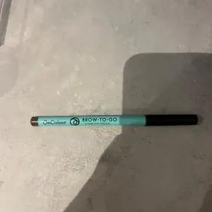 säljer denna helt nya ögonbryns penna från on colour 🤎