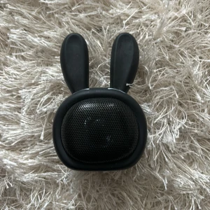 Högtalare - Svart mini högtalare. Den är liten och får plats i alla väskor eller fickor. Den ger en ganska hög ljud och kvaliteten är super najs. Köptes för 280+50 frakt och säljs för 250. Perfekt till sommar.