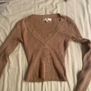 Långarmad tröja  - Jättefin urringad långärmad tröja, vet tyvärr inte vart den är ifrån men är i stl s men passar även xs💕💕 använd en gång väldigt bra skick.