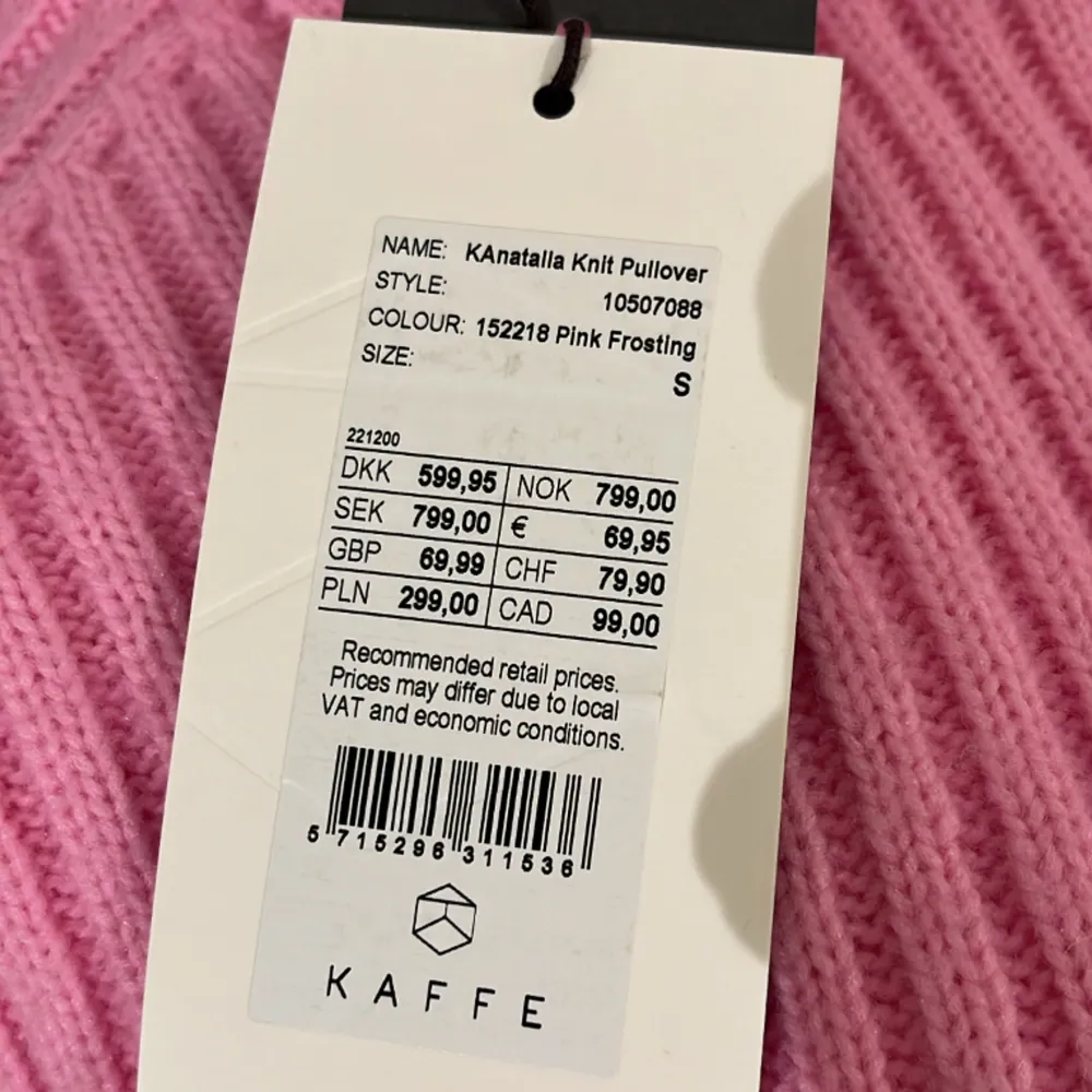 ”Kanatalla knit pullover” i färgen pink frosting från märket KAFFE😍 Nypris 799kr. Aldrig använd lapparna kvar!!!. Tröjor & Koftor.