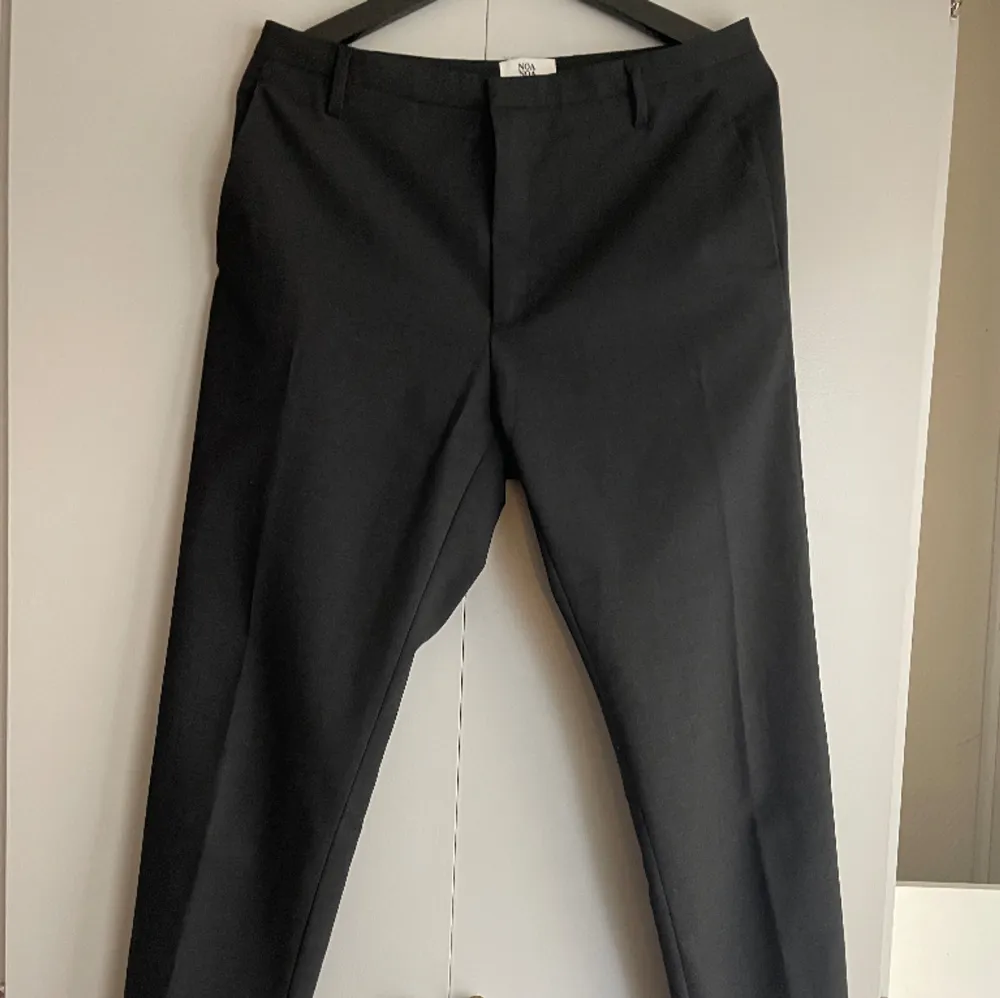 Ett par jättefina svarta kostymbyxor ifrån noa noa, midjemått 41cm och innerbensländ ca 72cm💗. Jeans & Byxor.