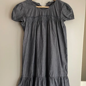 Jeans liknande klänning  - En fin jeans liknande klänning i storlek 36💗