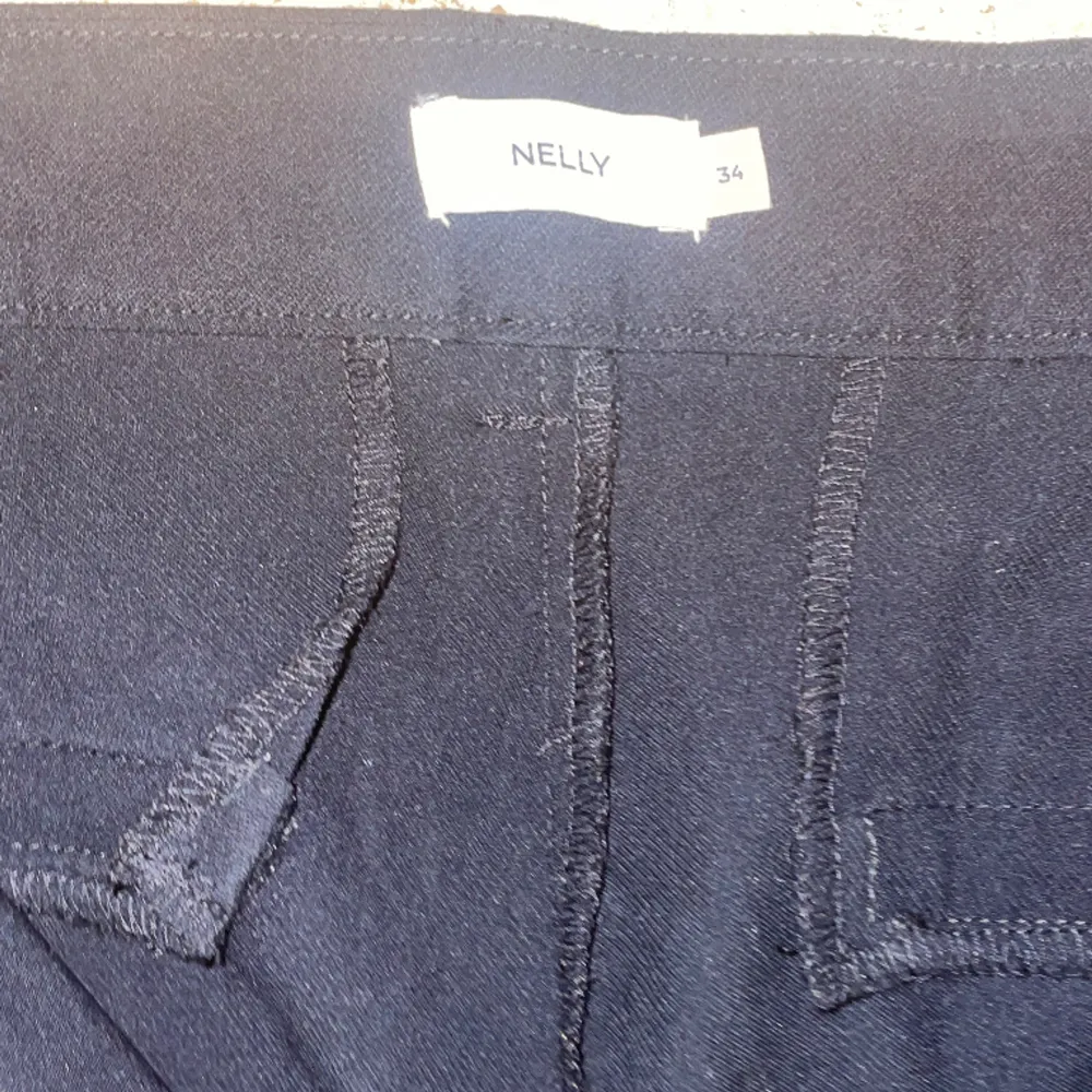 säljer kostymbyxor från Nelly i strlk 34. inte använda endast testade. Jeans & Byxor.