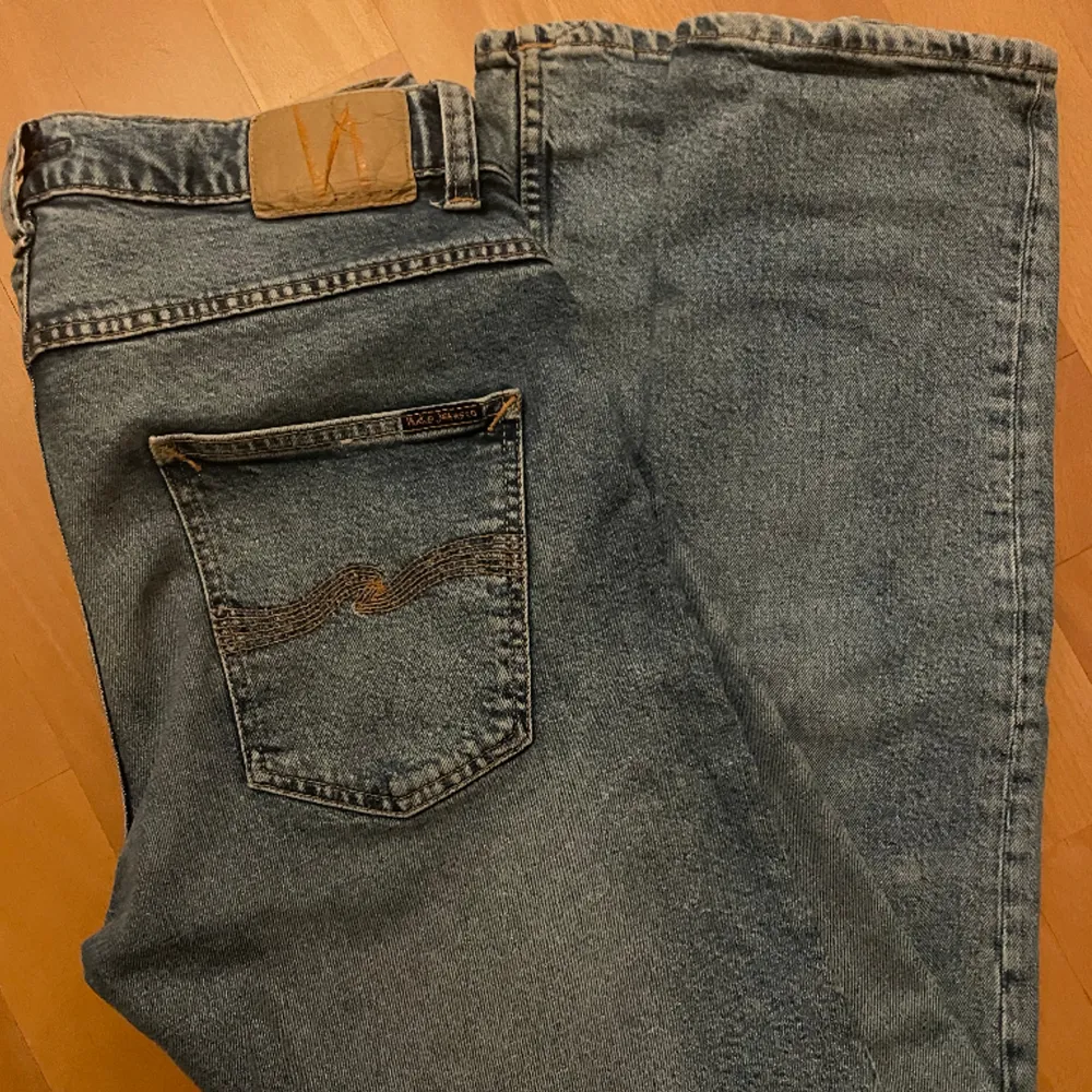 ORGINAL PRIS : 1800 på NK. Jättefina nudie jeans. Inte alls använda. På bild ser dem lite gråa ut men de är de inte. . Jeans & Byxor.