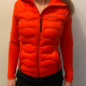 Peak performance jacka  - En cool orange/röd helt ny peak performance jacka i stl Xs❤️