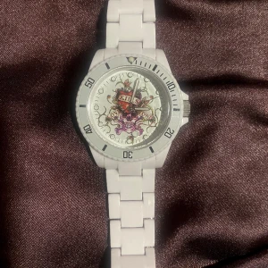 ED HARDY KLOCKA 🕷️ - Jättesnygg vit Ed Hardy klocka, (modell: Ed Hardy VIP white) plasten på bakre delen av klockan är fortfarande på, klockan har inget batteri i sig ! ((20cm omkrets))