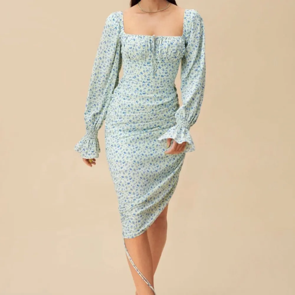 Ny adoore klänning som tyvärr inte kommer till användning! 700kr+frakt 💖 Finns inte längre att köpa på hemsidan! Skickar gärna mer egna bilder!💙. Klänningar.