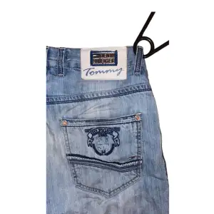 TH jeans från tidigt 2000tal! Byxorna är för dig som letar efter lowrised med detaljer i bakfickorna. OPS 3dje bilden är Pinterest inspo 