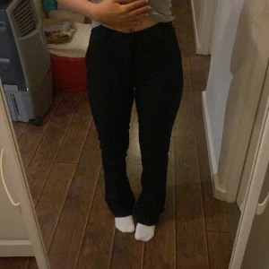 Bikbok kostymbyxor - tajta vid låren och bredare längre ner. Jag är 164cm och de passar bra i längden. Inte använts då jag införskaffade mig nya. Storlek 34 och passar mig som brukar ha S. Köptes för 499kr men tror ej de har kvar denna modell.