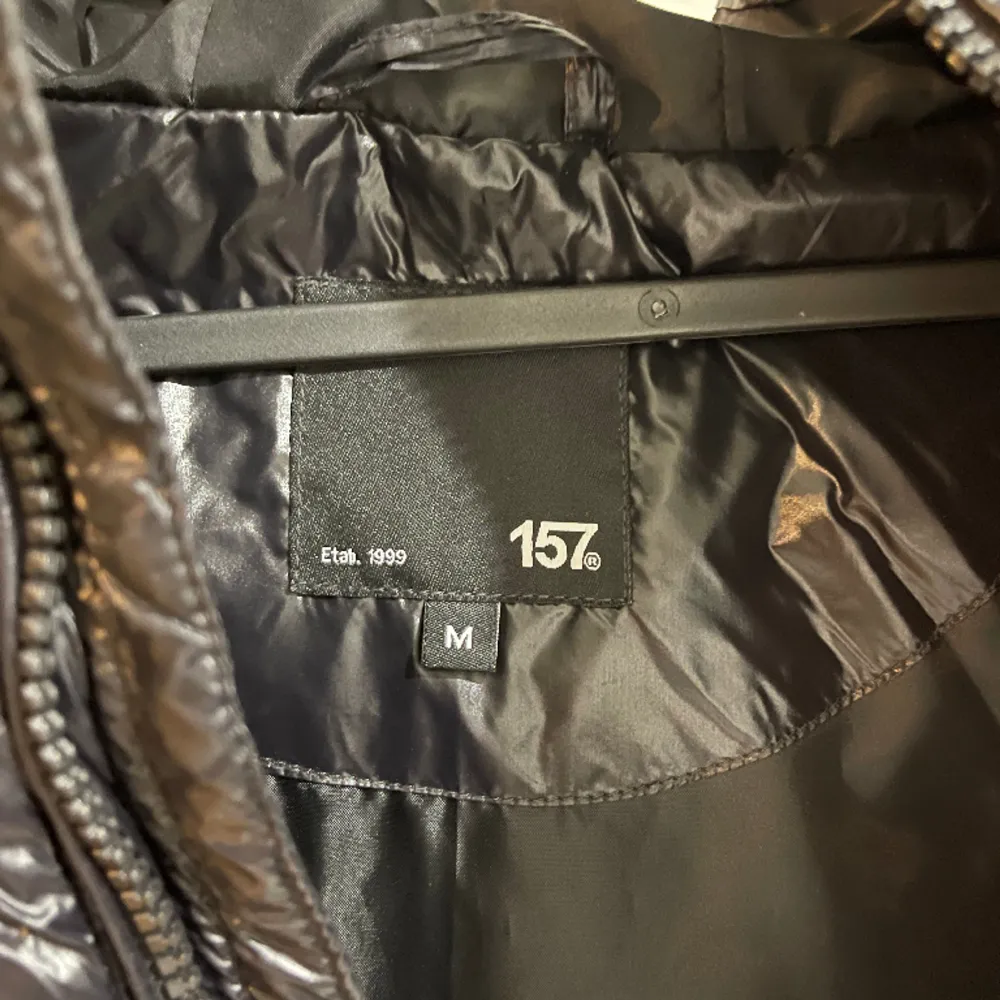 Glansig svart jacka från lager157, sparsamt använd och i väldigt fint skick! Säljer då jag inte har användning för den!😁. Jackor.