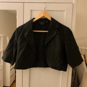 Svart bolero  - Säljer denna svart bolero koftan köpt secondhand💓🫶  Storlek 40, men passar mig som vanligtvis har S.🫶